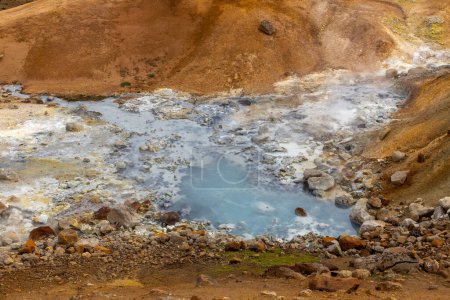 Dampfende heiße Quellen im Seltun Geothermal Area in Krysuvik mit orangefarbenem Schwefelboden, Island.