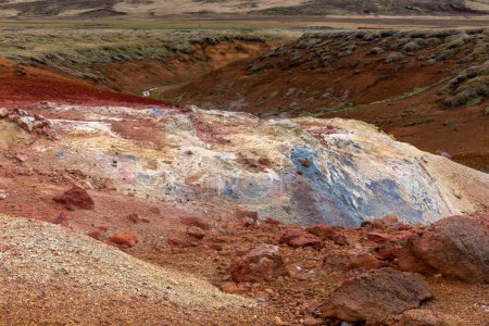 Suelo y piedras de azufre rojo, naranja y azul en Seltun Geothermal Área en Krysuvik, Islandia.