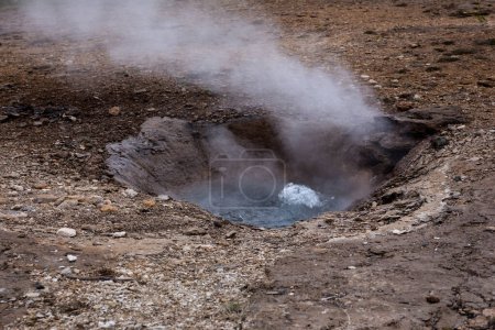 Little Geyser (Litli Geysir) hirviendo y humeante aguas termales en el valle de Haukadular zona geotérmica en Islandia, sin personas.