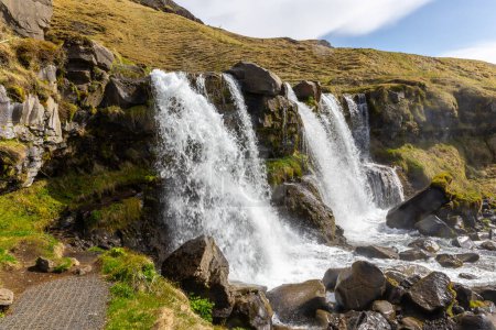 Gluggafoss (Merkjarfoss, Window Falls) Wasserfall in Südisland am Merkja Fluss, Frühjahrsansicht des unteren Falles, keine Menschen.