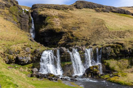 Gluggafoss (Merkjarfoss, Window Falls) Wasserfall in Südisland am Merkja Fluss, Frühjahrsansicht der unteren und höheren Tropfen, keine Menschen.
