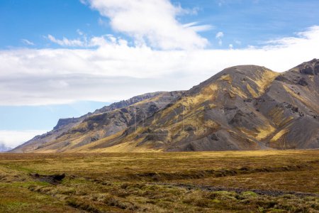 Paisaje montañoso dramático del valle de Thorsmork en el sur de Islandia desde la carretera de grava F249.