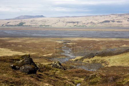 Paisaje volcánico crudo del valle de Thorsmork en el sur de Islandia con la piscina del río Markarfljot en el fondo.