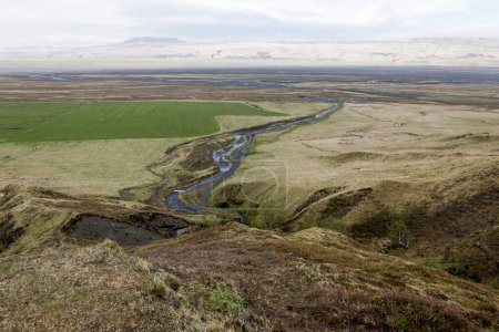 Paisaje volcánico crudo del valle de Thorsmork en el sur de Islandia con el río sinuoso Markarfljt.