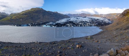 Solheimajokull, Teil des Myrdalsjokull-Gletscherpanoramas, Gletscherlagune mit sich zurückziehendem Gletscher und rauer Berglandschaft, Island.