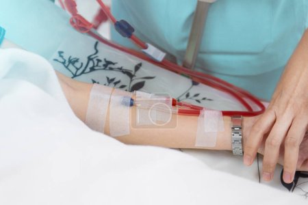Téléchargez les photos : Machines d'hémodialyse avec tube., transplantation, concept d'équipement médical. - en image libre de droit