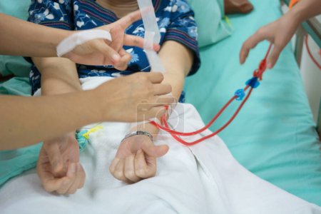 Téléchargez les photos : Blur of Hemodialysis machines with tubing.,transplantation,medical equipment concept. - en image libre de droit