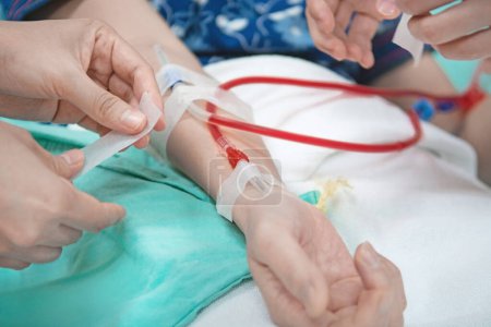 Téléchargez les photos : Selective focus of Hemodialysis machines with tubing.,transplantation,medical equipment concept. - en image libre de droit