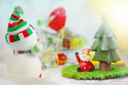 Téléchargez les photos : Santa Claus and Christmas gift Signs of Christmas toy souvenir with colour of bokeh background. - en image libre de droit