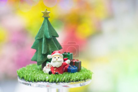 Téléchargez les photos : Santa Claus and Christmas gift Signs of Christmas toy souvenir with colour of bokeh background. - en image libre de droit