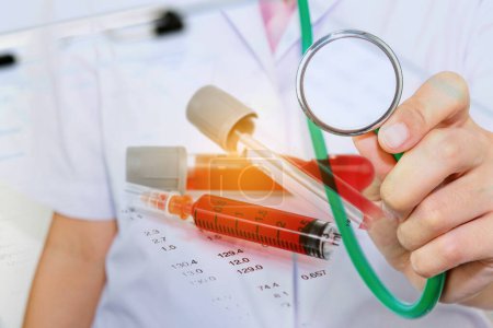 Doppelbelichtung des Arztes mit Stethoskop mit Blutanalysebericht Hämatologie und Blutprobe Lavendelfarbe.