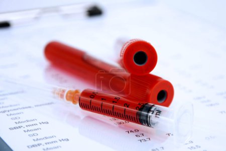 Téléchargez les photos : Hematology blood analysis report with lavender color blood sample collection tubes. - en image libre de droit
