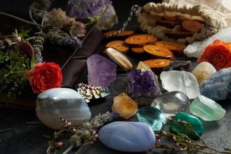 Foto de Varias piedras preciosas y runas sobre fondo oscuro - Imagen libre de derechos