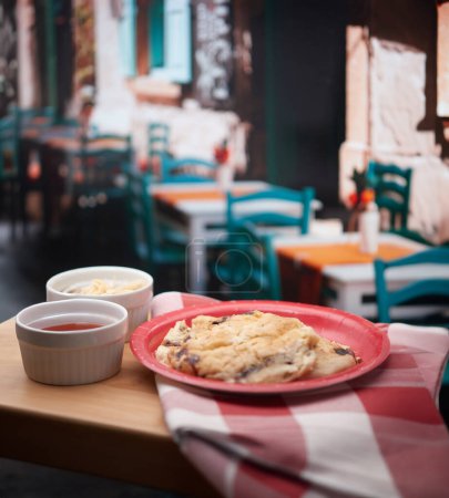 Téléchargez les photos : Cuisine salvadorienne traditionnelle dans un restaurant coloré, avec de délicieuses pupusas aux garnitures et condiments savoureux. - en image libre de droit