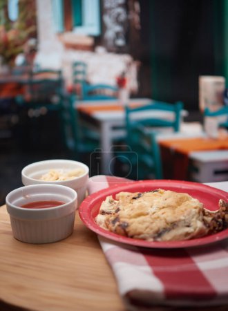 Foto de Cocina tradicional salvadoreña en un colorido restaurante, con deliciosas pupusas con sabrosos ingredientes y condimentos. - Imagen libre de derechos