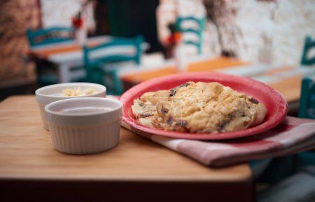 Foto de Cocina tradicional salvadoreña en un colorido restaurante, con deliciosas pupusas con sabrosos ingredientes y condimentos. - Imagen libre de derechos