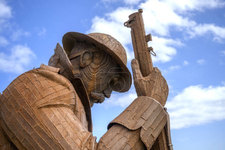 Téléchargez les photos : Mémorial de guerre de la Première Guerre mondiale en acier à Seaham, comté de Durham, Royaume-Uni. Fabriqué en2014 par Ray Lonsdale s'appelle 1101 (d'après l'armistice qui est entré en vigueur à 11h le 11 novembre 1918) mais connu localement sous le nom de Tommy. - en image libre de droit
