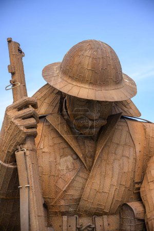 Foto de Monumento a la guerra de soldadura de acero en Seaham, Condado de Durham, Reino Unido. Hecho en 2014 por Ray Lonsdale se llama 1101 (después del armisticio que entró en vigor a las 11 am del 11 de noviembre de 1918), pero conocido localmente como Tommy. - Imagen libre de derechos