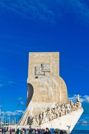 Foto de Lisboa, Portugal, 04 de enero de 2024: Vista al Monumento de los Descubrimientos durante el día en Lisboa, Portugal. - Imagen libre de derechos