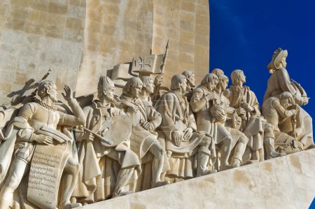 Foto de Lisboa, Portugal, 04 de enero de 2024: Detalles del Monumento a los Descubrimientos durante el día en Lisboa, Portugal. - Imagen libre de derechos