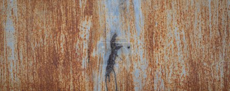Foto de Antigua placa oxidada sobre fondo azul - Imagen libre de derechos