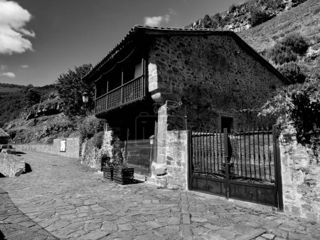 Téléchargez les photos : Barcena Mayor, Cantabrie, Espagne - août 7, 2023 : Maisons de Barcena Mayor, ville la plus ancienne de Cantabrie le août 7, 2023 à Barcena Mayor, Cantabrie, Espagne - en image libre de droit