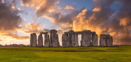 Foto de Increíble puesta de sol en Stonehenge en Inglaterra con cielo dramático y rayos de sol - Imagen libre de derechos