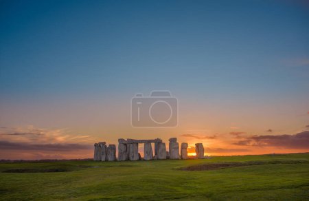 Foto de Amazing sunset at Stonehenge in England with dramatic sky and sun rays - Imagen libre de derechos