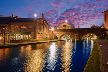 Sonnenuntergang und Backsteingebäude an einem Wasserkanal im Zentrum von Birmingham, England