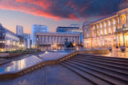 Téléchargez les photos : Hôtel de Ville de Birmingham situé à Victoria Square, Birmingham, Angleterre au coucher du soleil - en image libre de droit