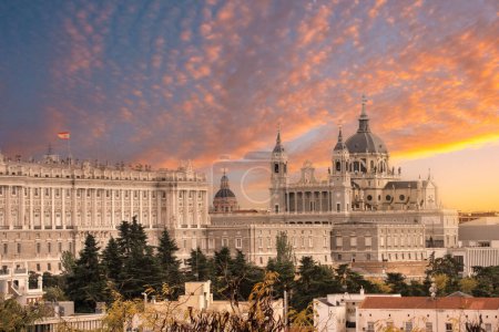 Téléchargez les photos : Skyline de Madrid avec la cathédrale Santa Maria la Real de La Almudena et le palais royal au coucher du soleil. - en image libre de droit