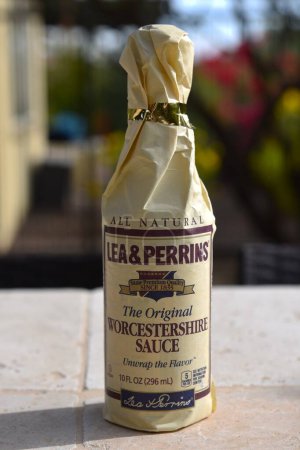 Téléchargez les photos : Bouteille de sauce Lea et Perrins Worcestershire - en image libre de droit