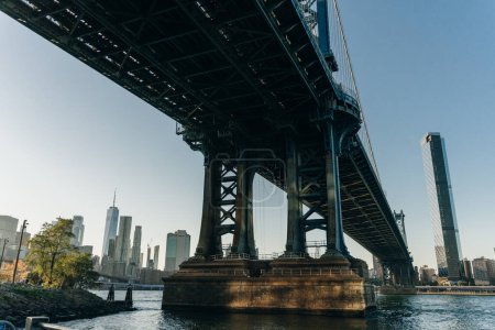 Téléchargez les photos : Brooklyn bridge view to Downtown Manhattan, New York, États-Unis. 03.07.2022. Photo de haute qualité - en image libre de droit