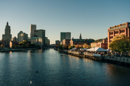 Téléchargez les photos : Providence, Rhode Island, États-Unis - oct, 2022 Vue panoramique d'un horizon moderne du centre-ville sur la côte est de l'océan Atlantique. Photo de haute qualité - en image libre de droit