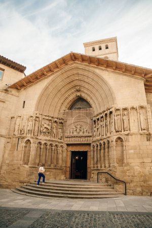Téléchargez les photos : Logrono, Espagne - Août, 2022 : Détail du portail de l'église San Bartolomé à Logrono, Espagne. Photo de haute qualité - en image libre de droit