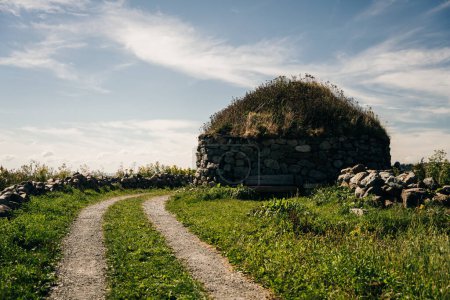 Maison noire avec toit en gazon et murs en pierre au Highland Village Museum Iona Cape Breton. Photo de haute qualité