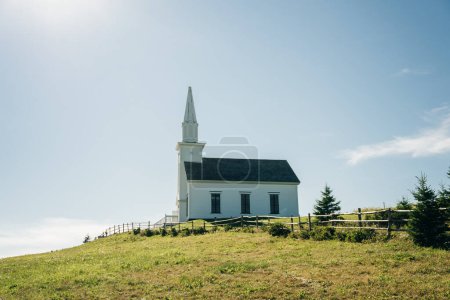 Téléchargez les photos : Église historique au Highland Village Museum Iona Cape Breton avec Great Bras dOr Lake. Photo de haute qualité - en image libre de droit