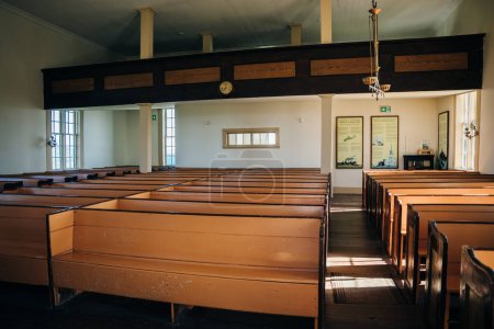 Téléchargez les photos : Église historique au Highland Village Museum Iona Cape Breton avec Great Bras dOr Lake. Photo de haute qualité - en image libre de droit