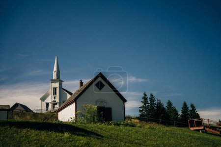Foto de Iglesia histórica en Highland Village Museum Iona Cape Breton con Great Bras dOr Lake. Foto de alta calidad - Imagen libre de derechos