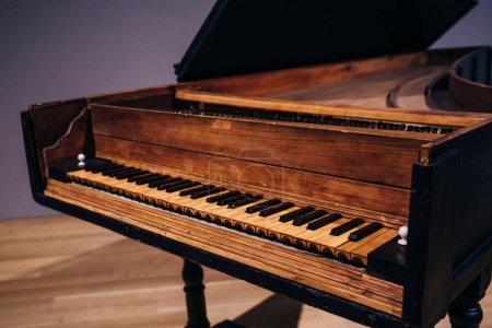 Téléchargez les photos : Vieilles touches de piano en bois sur instrument de musique en bois vue de face. Photo de haute qualité - en image libre de droit