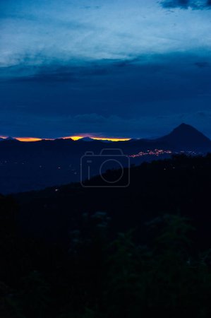 San Salvador in El Salvador bei Sonnenuntergang mit Blick auf den Vulkan. Hochwertiges Foto