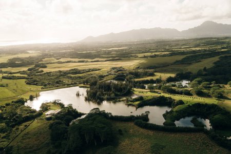 Téléchargez les photos : Réservoir de kapaia. vue aérienne à Kauai, Hawaï. Photo de haute qualité - en image libre de droit