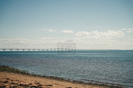 Panorama del Puente de la Confederación a la Isla Príncipe Eduardo en Canadá. Foto de alta calidad