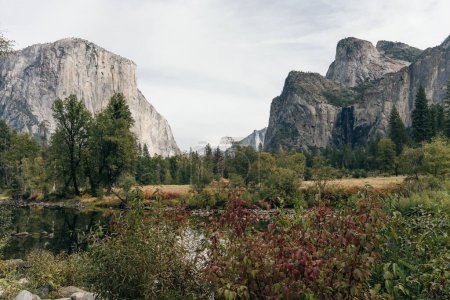 Escénica vista panorámica del famoso Valle de Yosemite con roca de El Capitán. Foto de alta calidad