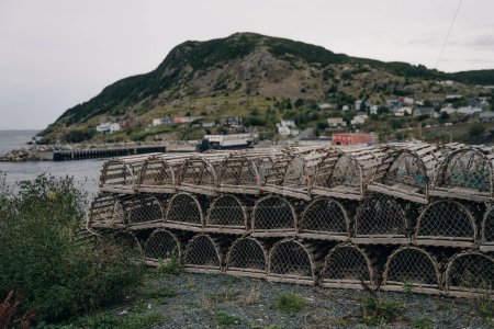 una selección de ollas de langosta en el paseo marítimo en Terranova, Canadá. Foto de alta calidad