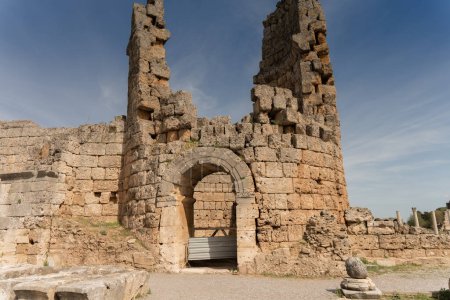 Die Ruinen der antiken anatolischen Stadt Perge in der Nähe der Stadt Antalya in der Türkei. Hochwertiges Foto