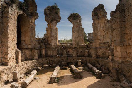 Die Ruinen der antiken anatolischen Stadt Perge in der Nähe der Stadt Antalya in der Türkei. Hochwertiges Foto