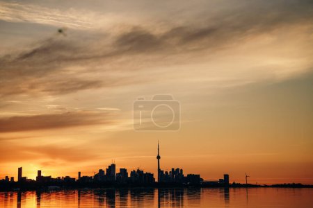 Blick auf die Skyline von Toronto bei Sonnenaufgang, Ontario, Kanada. Hochwertiges Foto