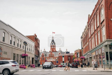 Foto de Ayuntamiento de ladrillo rojo con una torre de reloj en el pintoresco centro histórico de Stratford, Ontario - sep 2022. Foto de alta calidad - Imagen libre de derechos