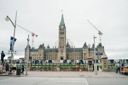 Téléchargez les photos : L'édifice du Centre et la tour de la Paix sur la Colline du Parlement, Ottawa, Canada - sept., 2022. Photo de haute qualité - en image libre de droit